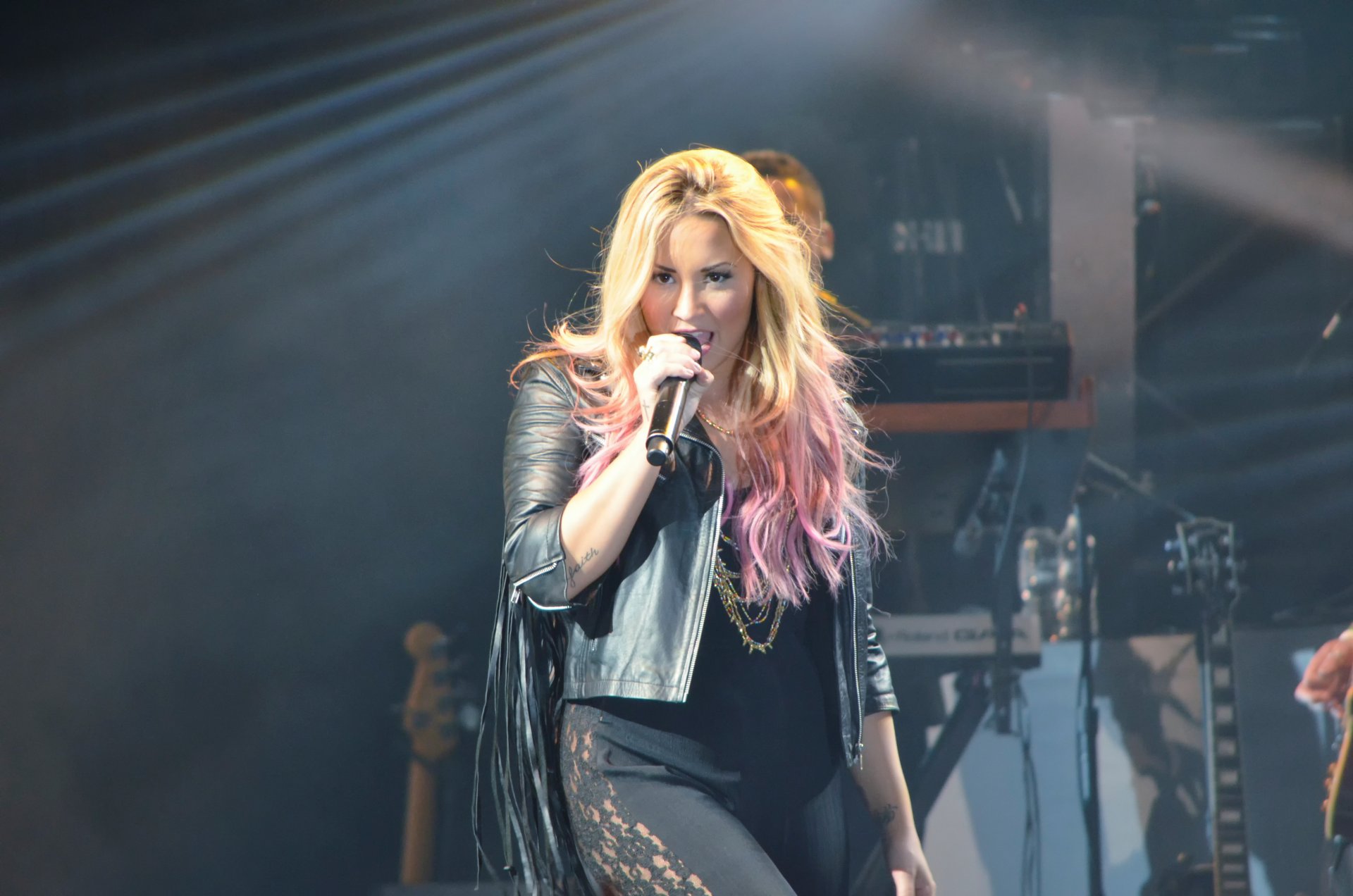 demi lovato singer microphone hot chelle rae