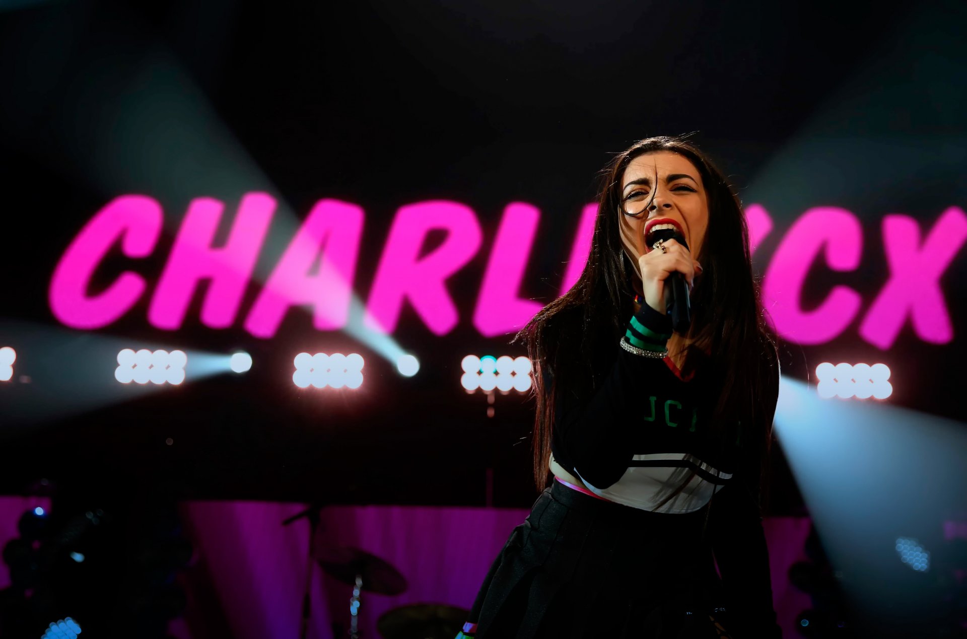 charli xcx concerto statement singer