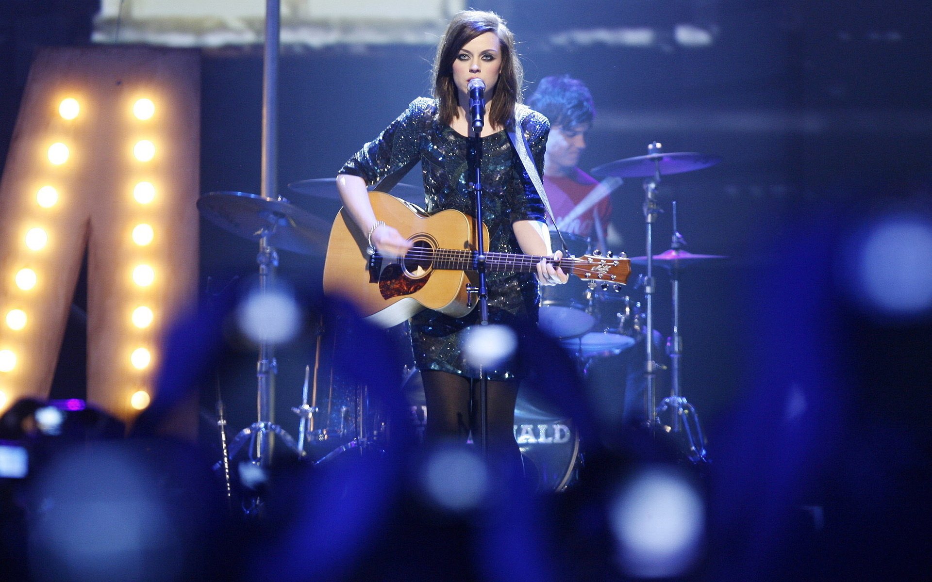 amy macdonald amy macdonald sängerin mädchen konzert gitarre kleid