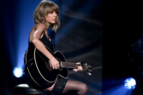 Taylor Swift mit Gitarre bei Konzert