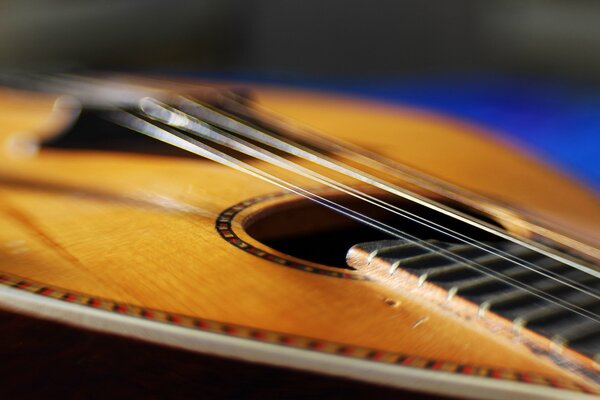 La guitare repose sur un voile bleu