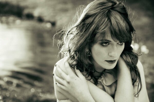 Florence Welch sur fond gris