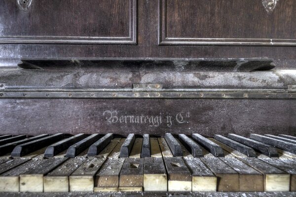 Vecchio pianoforte in tasti di polvere