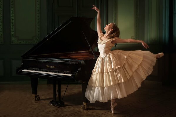 Tanz der Ballerina neben dem Klavier, Fotoshooting von Evelina Godunova