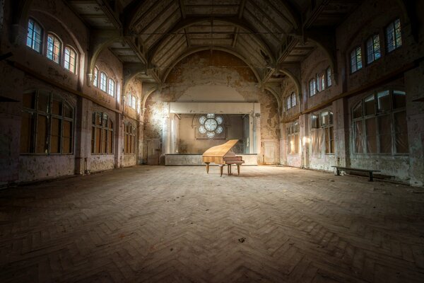 Ein einsames Klavier in einem leeren Saal