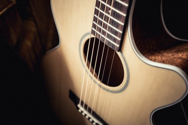 Corde di chitarra classica in una luce morbida