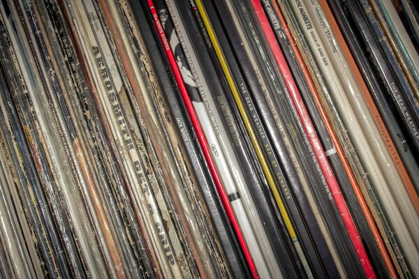 Discos de vinilo musicales en el estante