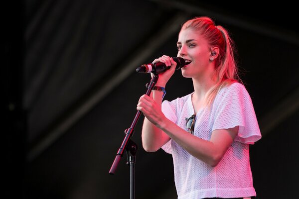 La cantante británica Hannah Reed en el micrófono