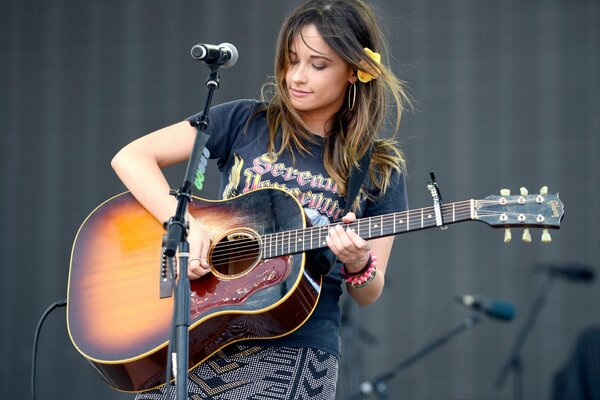 Chica tocando la guitarra