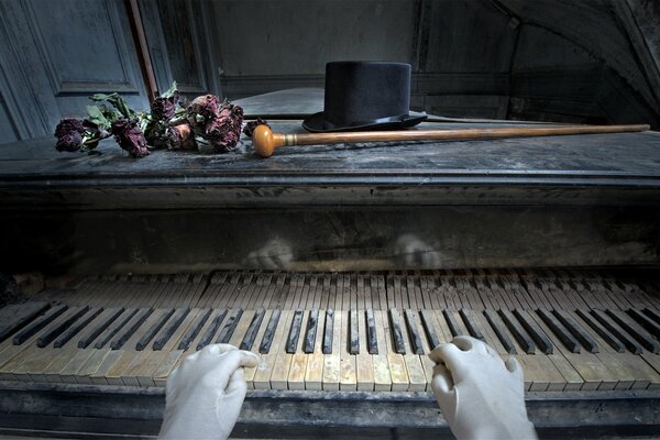 Piano antiguo y flores