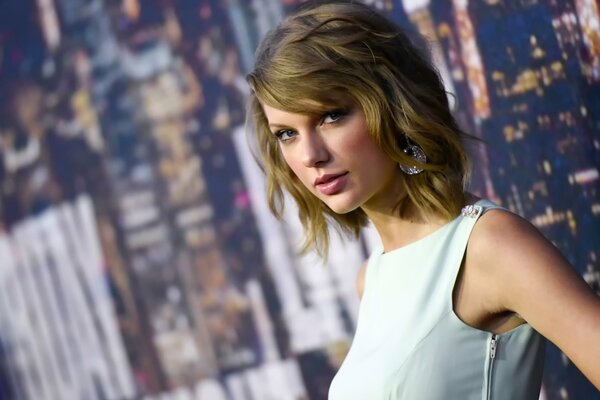 Taylor Swift posiert im Kleid