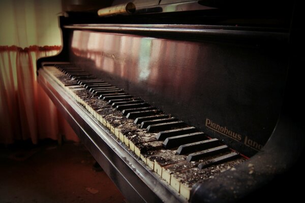 Vieille maison abandonnée en elle piano et piano