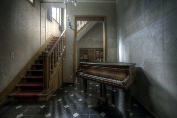 Piano dans le hall de la vieille maison