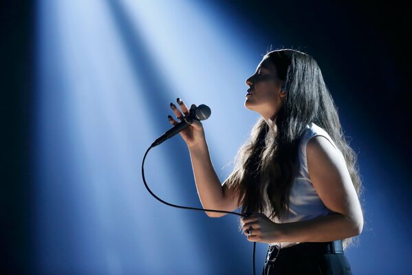 La cantante neozelandesa Lorde con un micrófono en el escenario