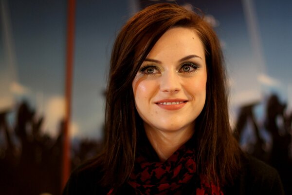 Amy Macdonald uśmiecha się szczęśliwie portret