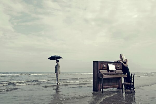 Piano en la playa junto al mar