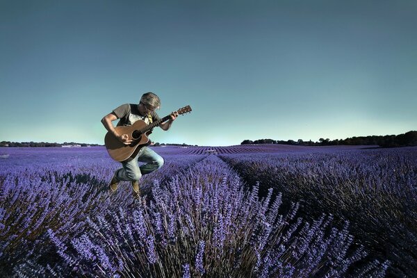 Hombre músico en un campo con lavanda