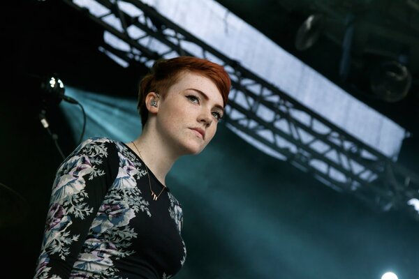 Cantante Chloe Howl sul palco