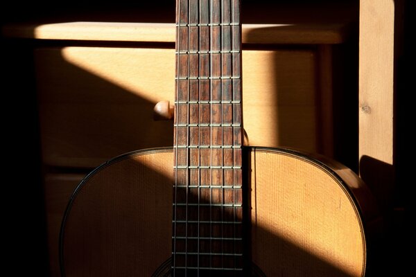 Licht und Schatten auf einer Akustikgitarre