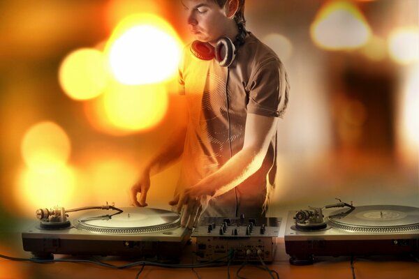 DJ con discos y auriculares y bokeh