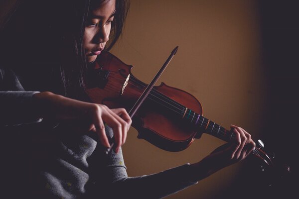 Chica tocando el violín