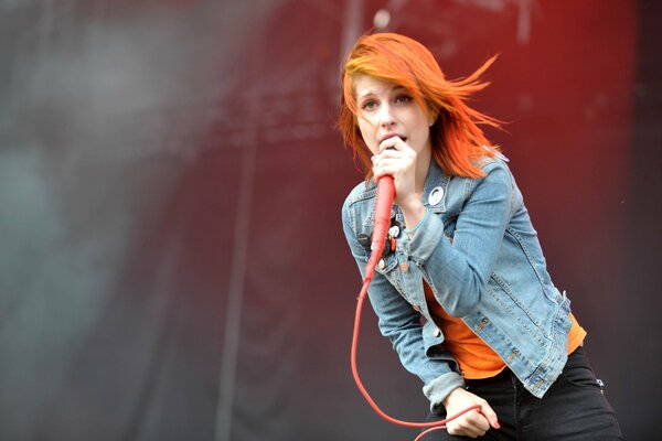 Występ Hayley Williams na scenie plenerowej