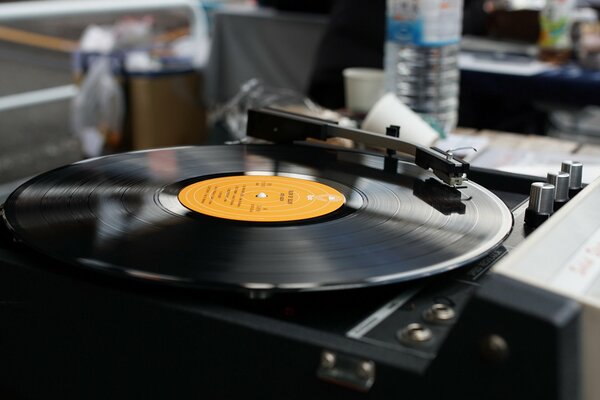 Tocadiscos de vinilo en la mesa