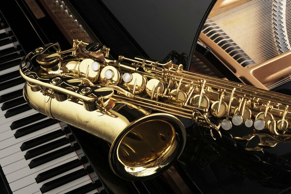 Brillant saxophone repose sur le piano