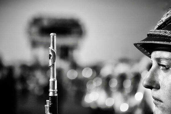 Flautista de orquesta militar en una foto en blanco y negro