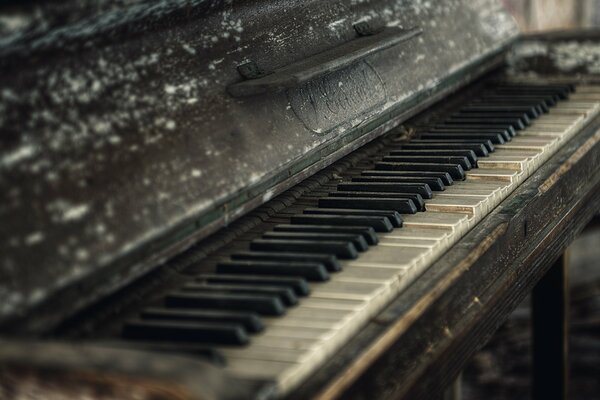 A lonely faulty old piano