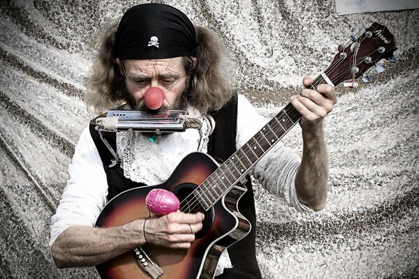 Clown musicien avec guitare