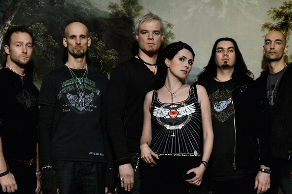 Groupe Within Temptation sur fond de paysage forestier