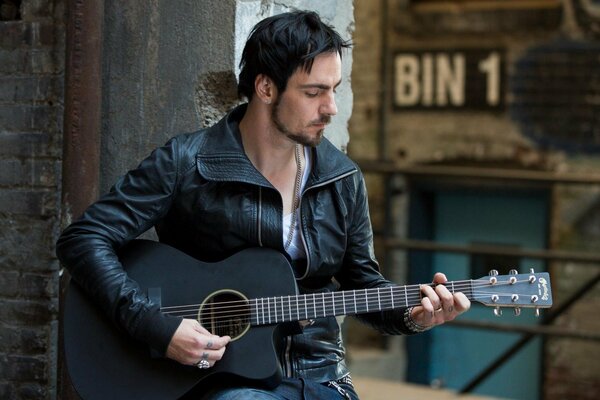 Foto de Adam Gontier tocando la guitarra