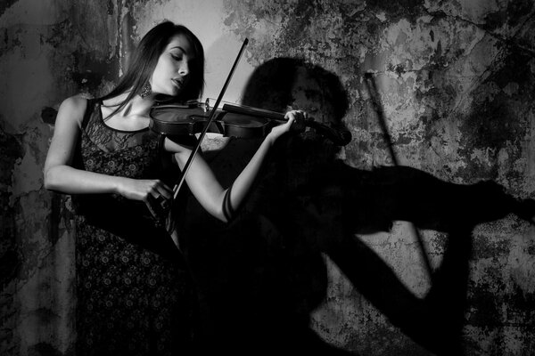 Jeune fille joue du violon, l ombre tombe