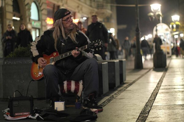 Straßenmusiker spielt Gitarre