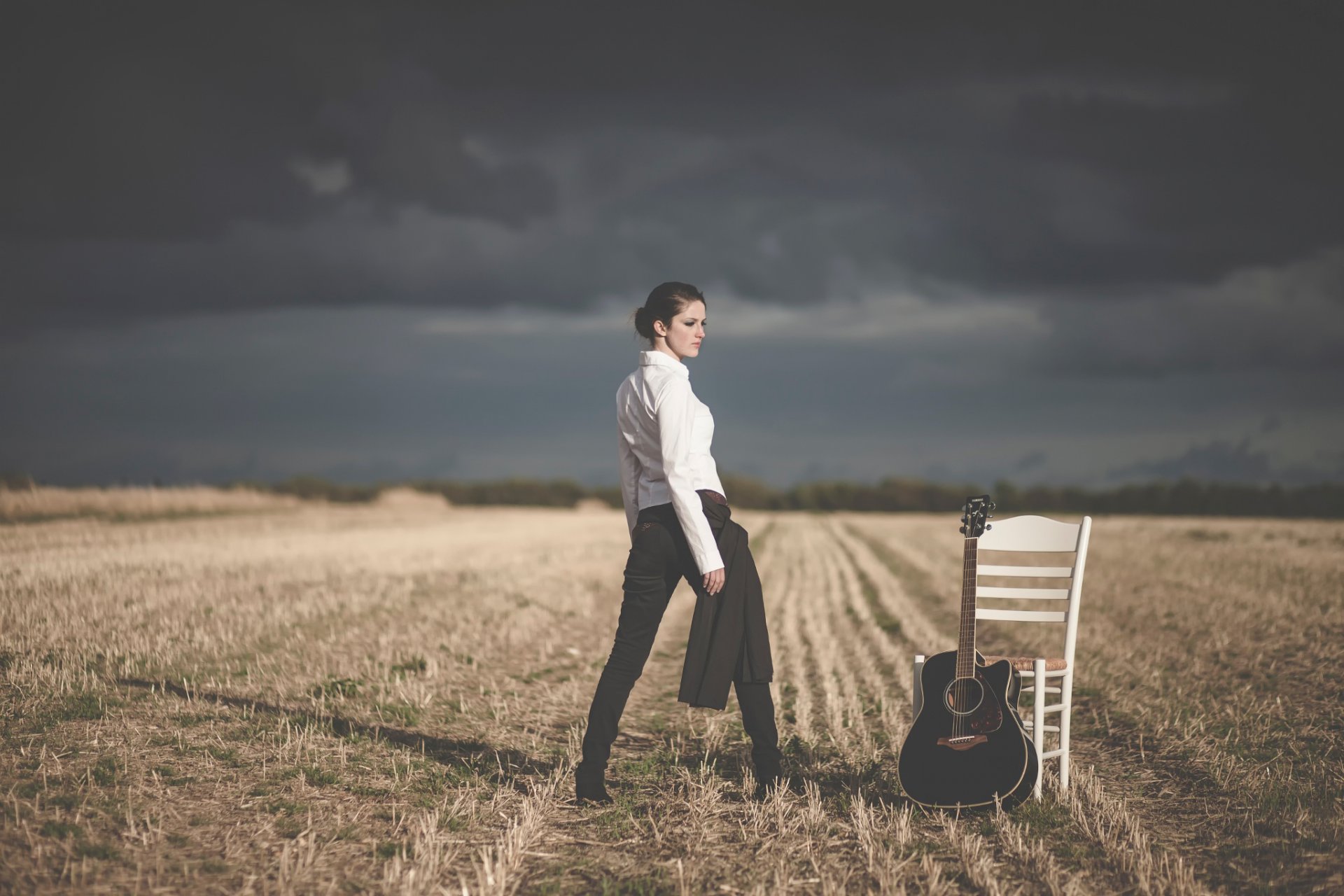 campo muchacha guitarra silla