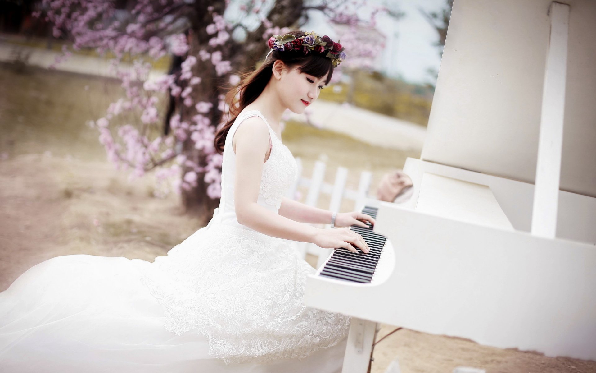 ragazza asiatica pianoforte musica