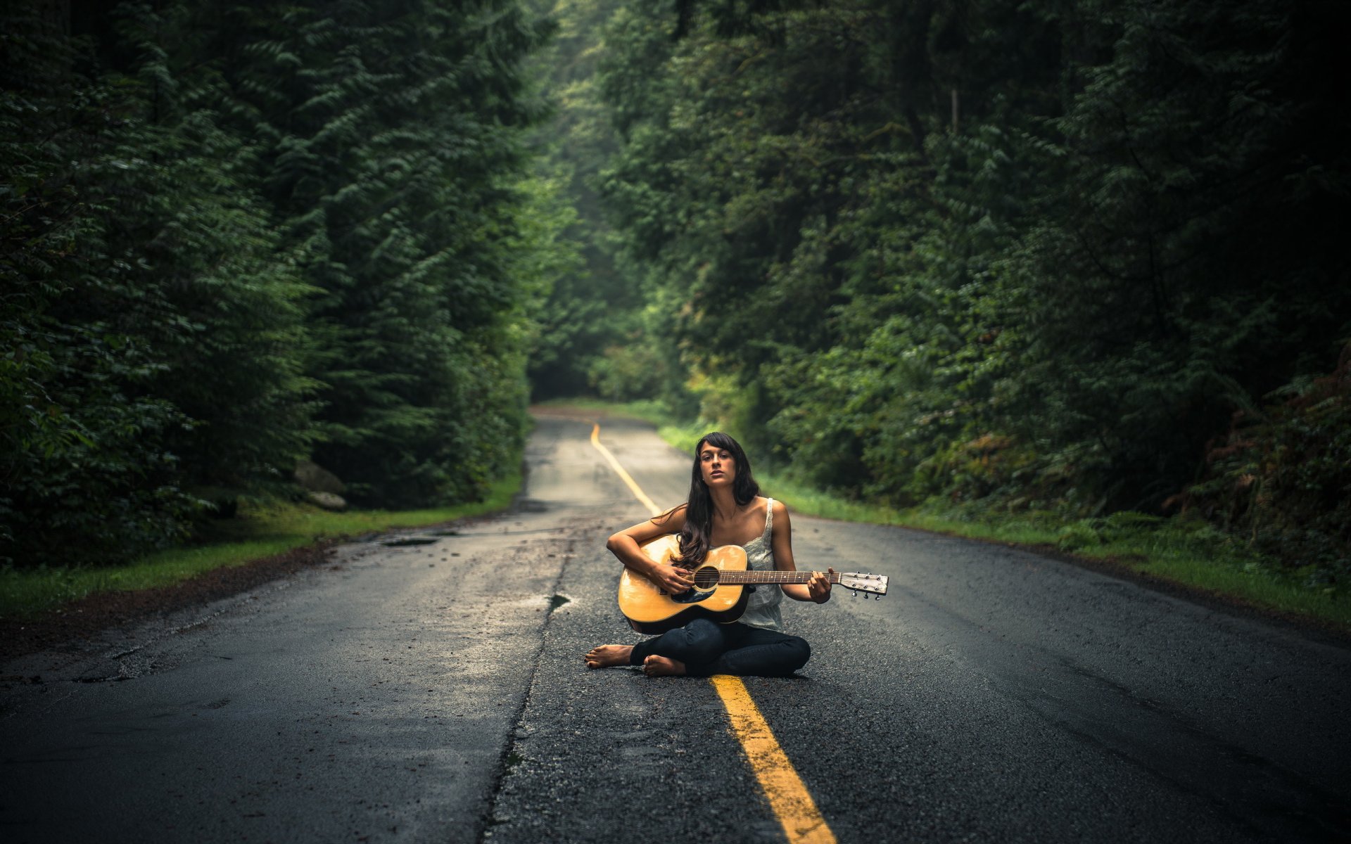 chica camino guitarra música