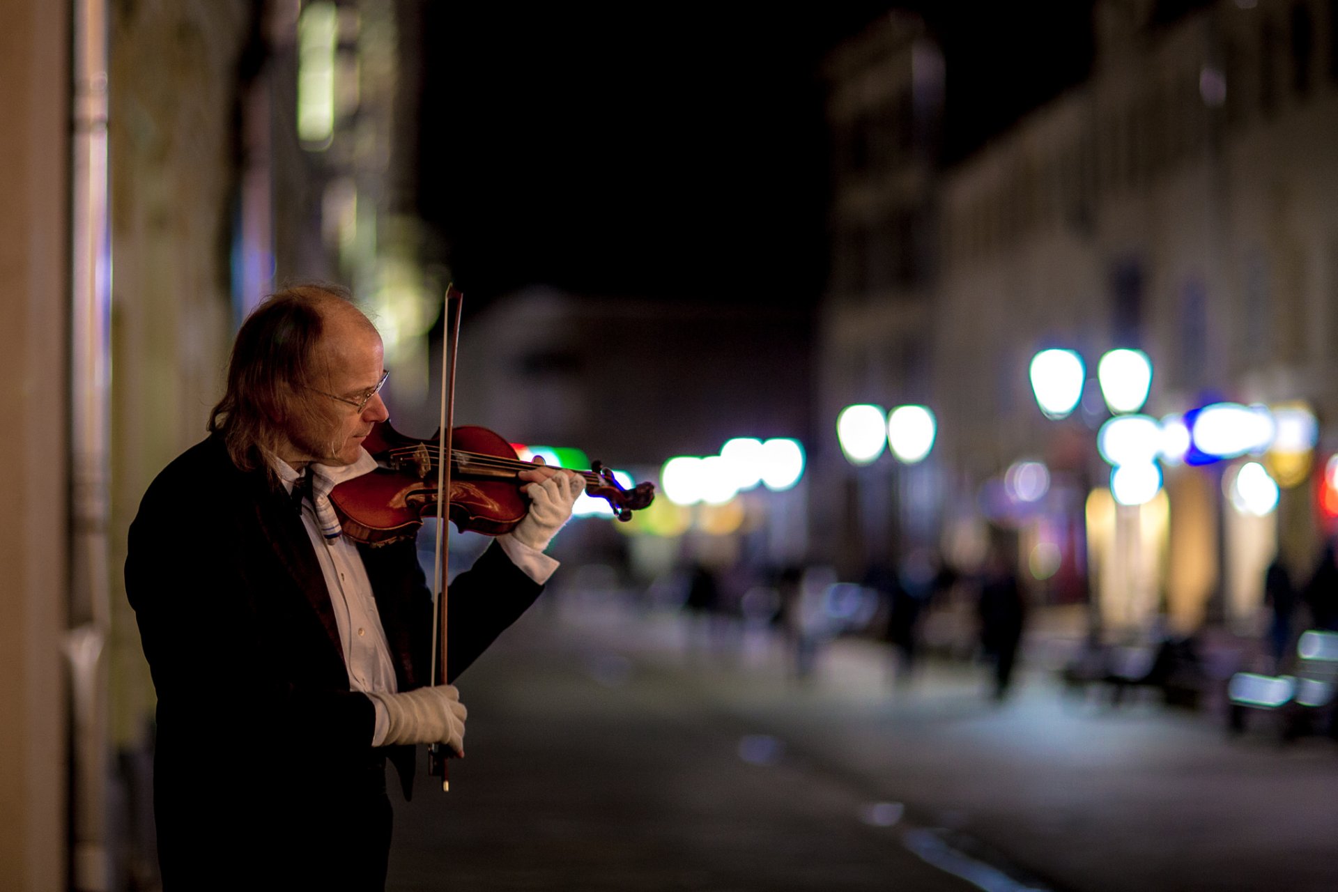 violinista strada città notte