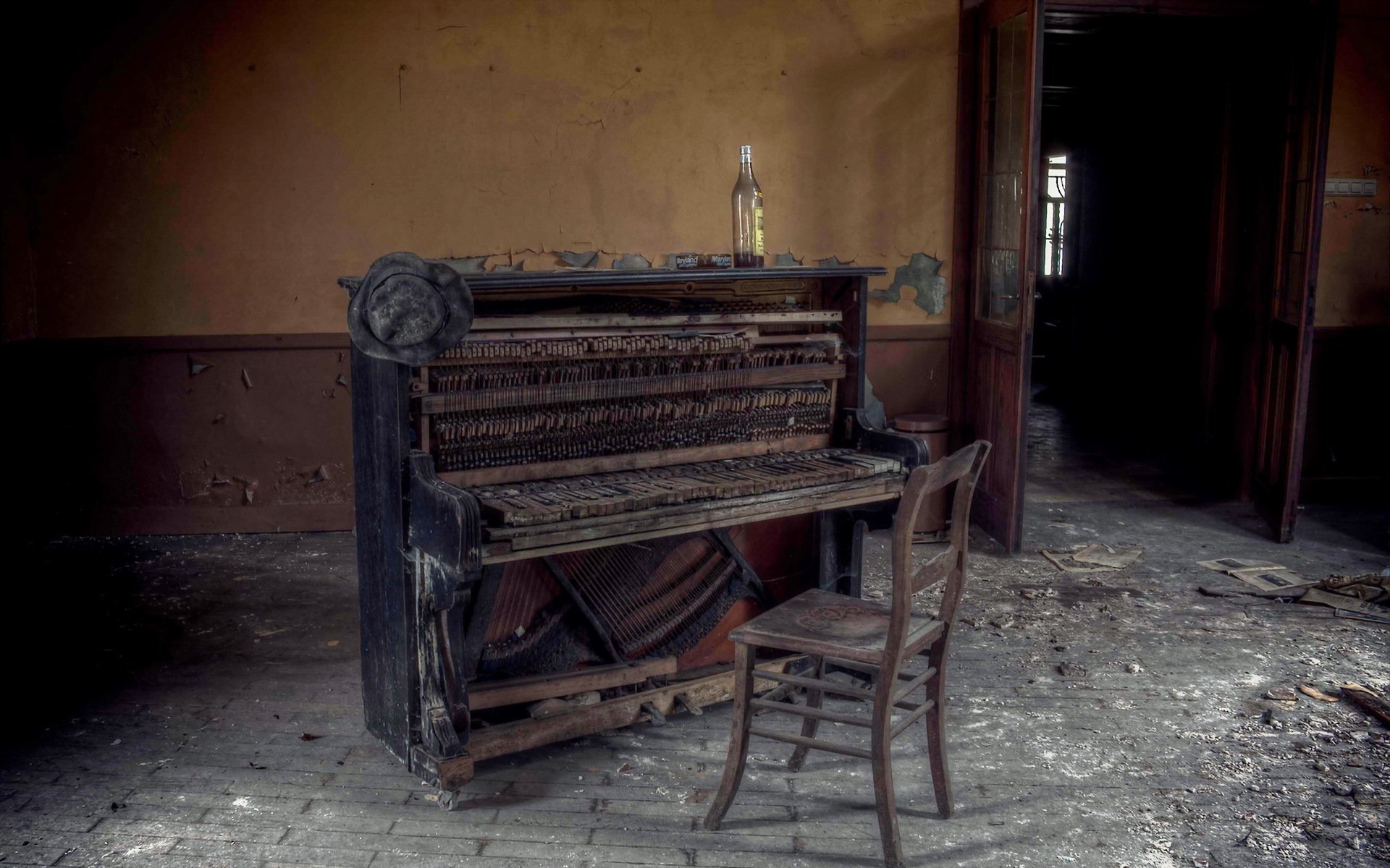 piano silla botella música