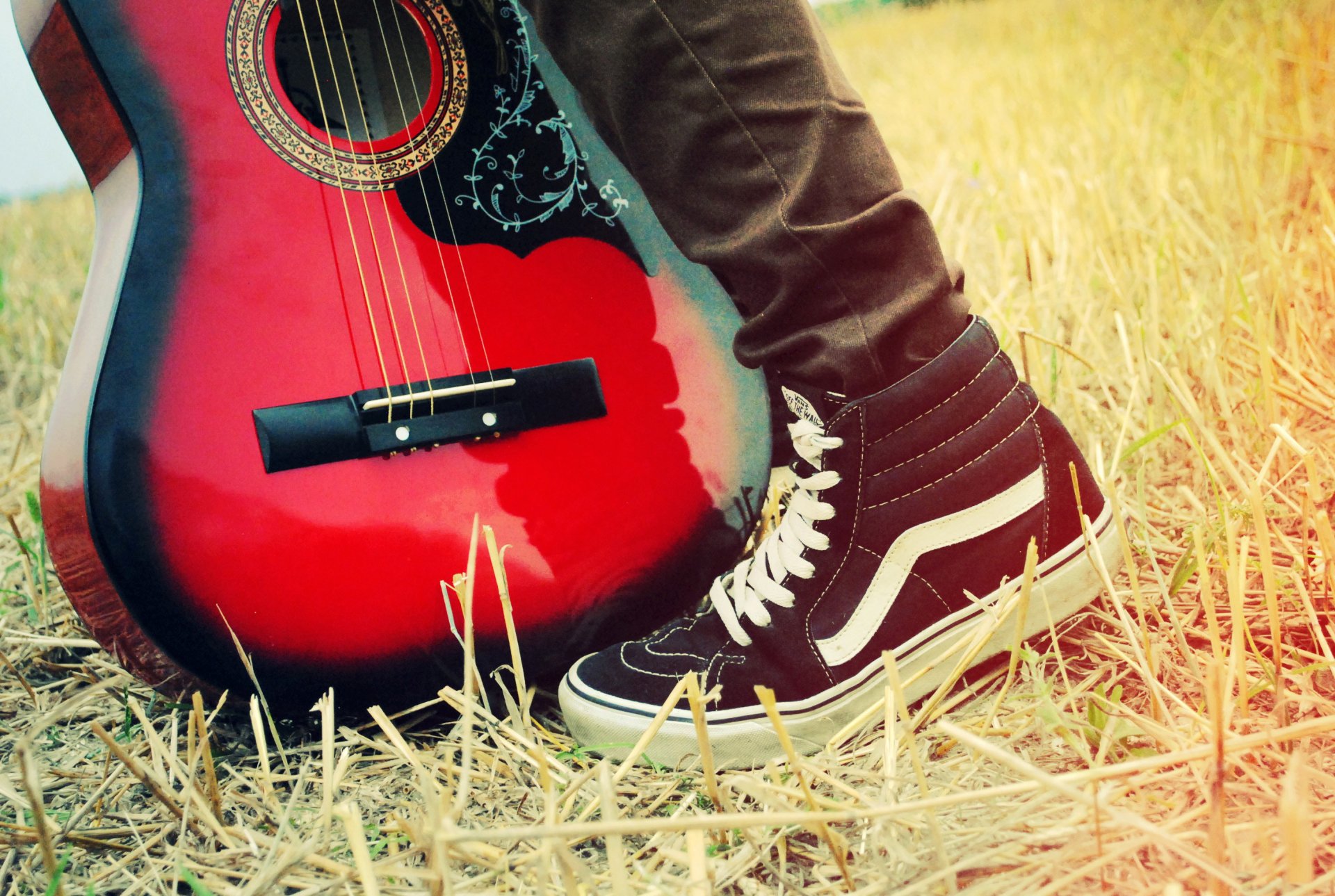 hierba paja guitarra caja de resonancia cuerdas pie zapatillas de deporte estado de ánimo