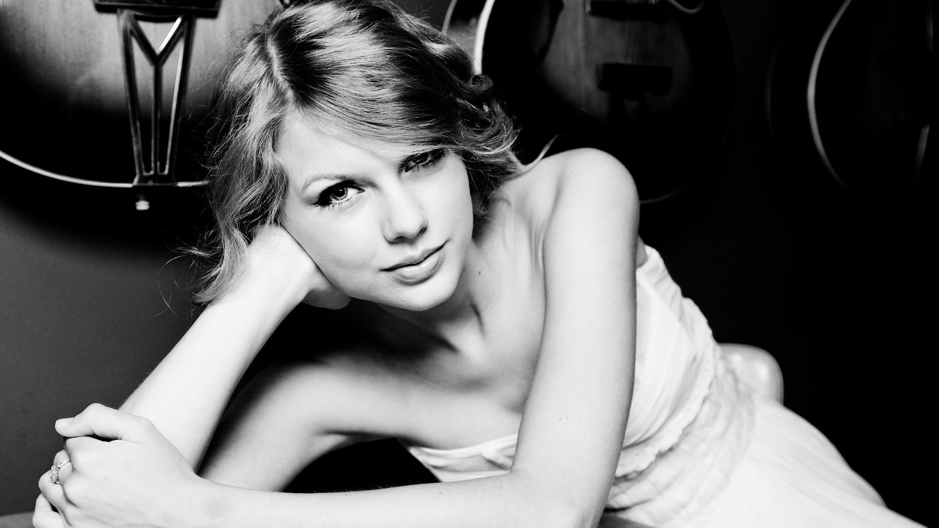 taylor swift taylor swift alison swift taylor singer look smile black and white black and white