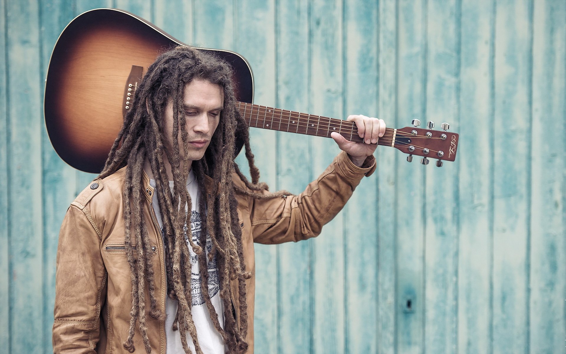 hombre guitarra música