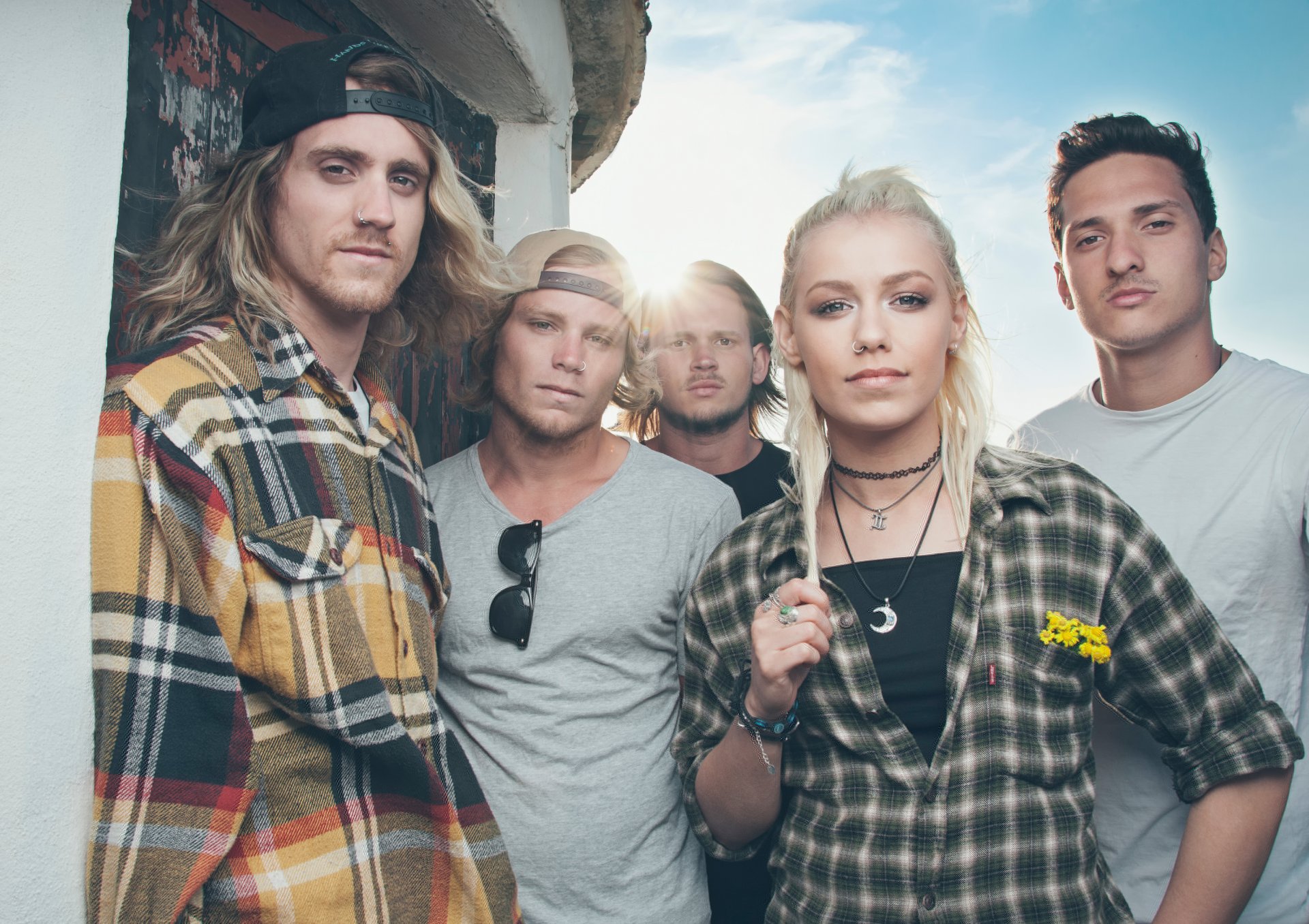 hoy vivo banda australiana pop punk jenna mcdougall jake hardy cam adler matt best whakaio