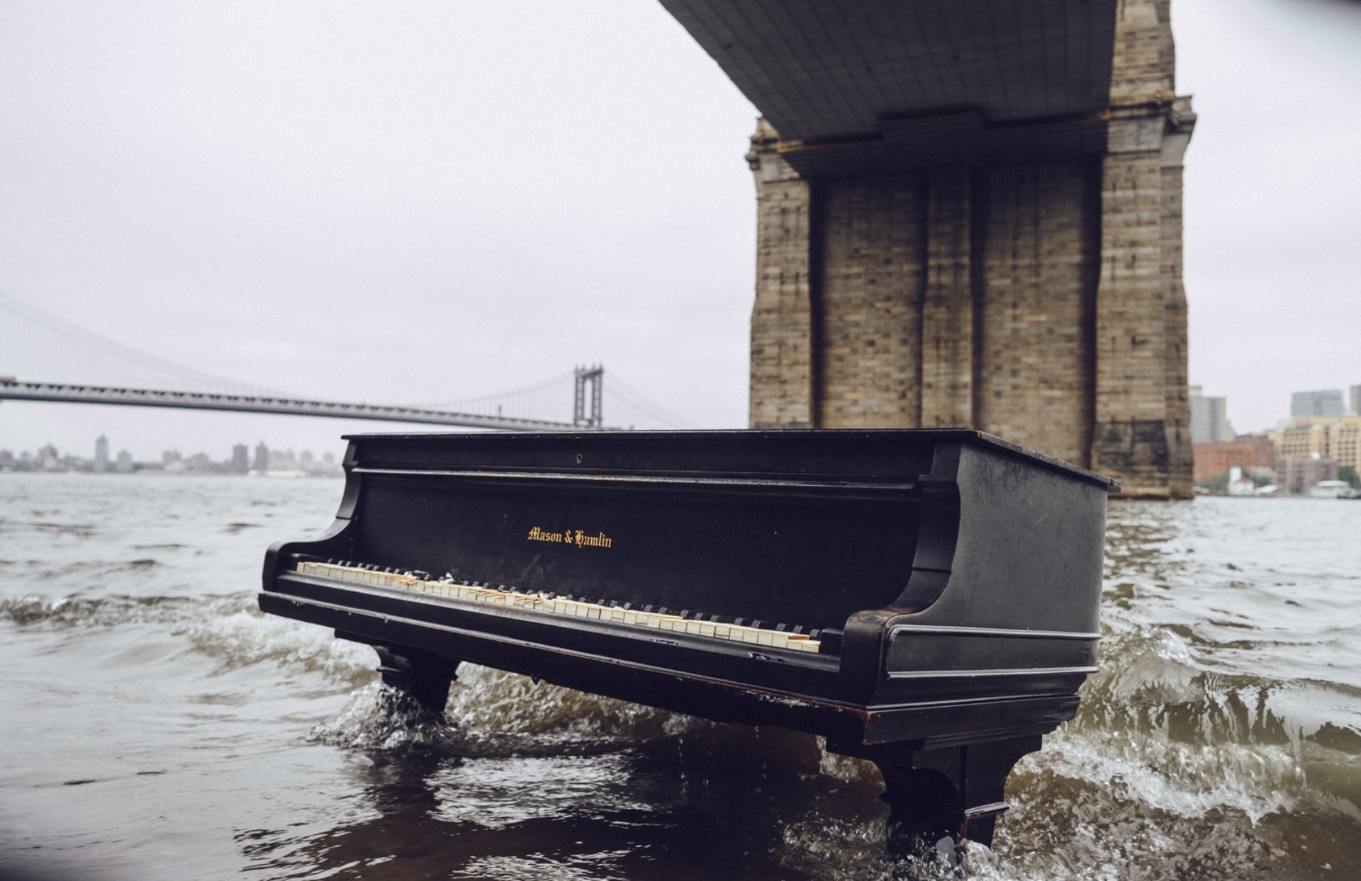 piano río puente música