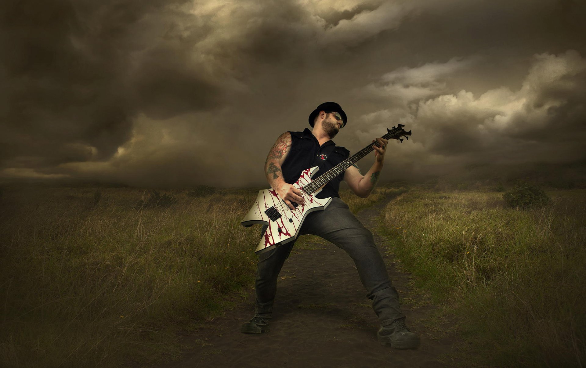 guitariste rock tempête nuages