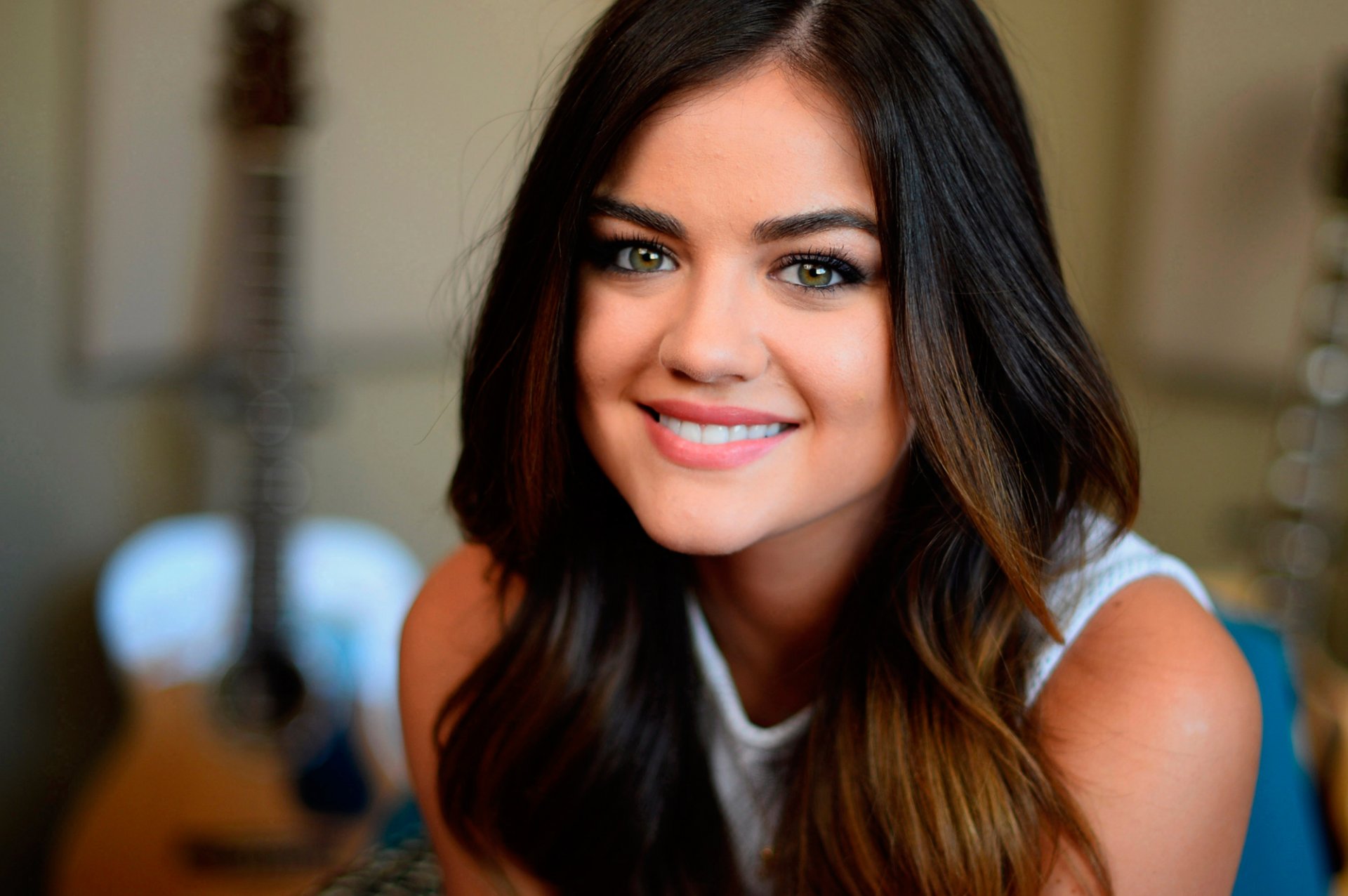 lucy hale portrait guitare