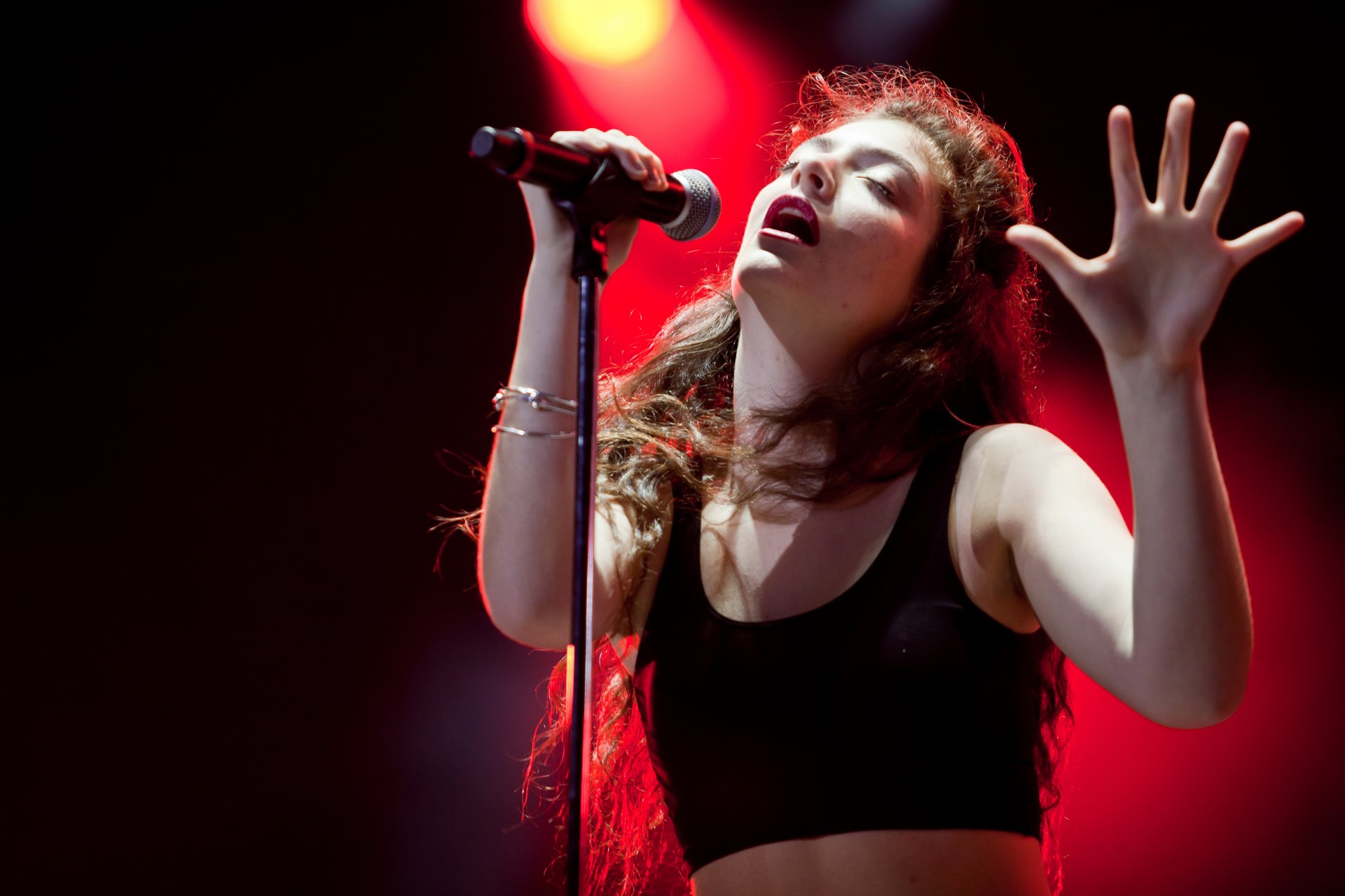 lorde lorde cantante de nueva zelanda compositora ella maria lani yelich o connor lollapalooza art pop indie pop electrónica escenario micrófono