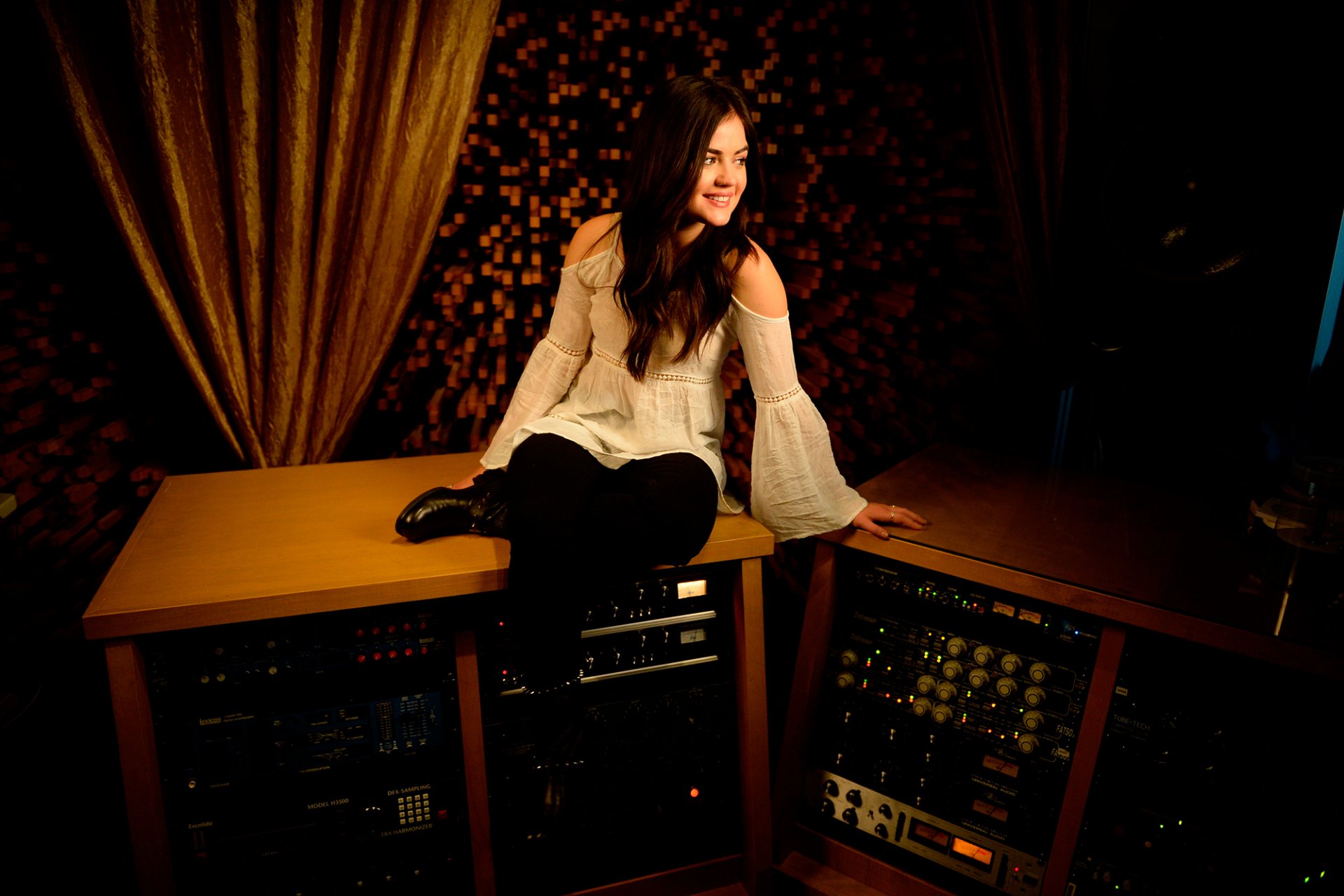 lucy hale attrice cantante usa today studio