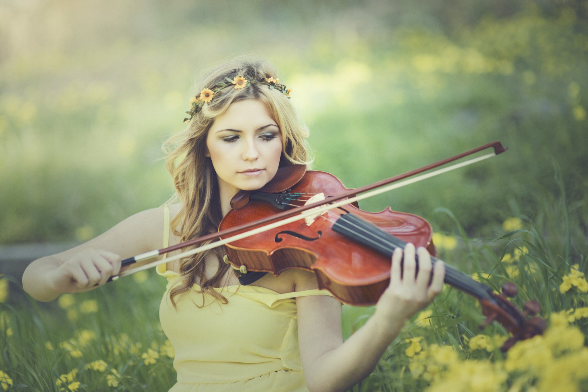 ragazza violinista corona fiori keri ruth garcia